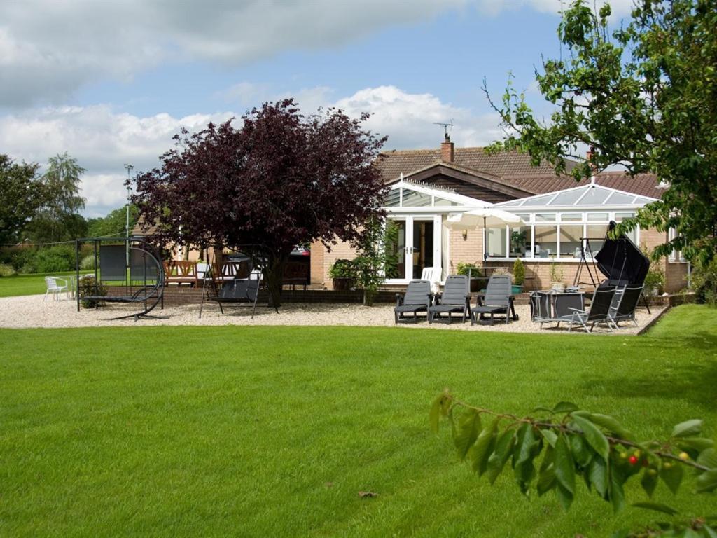 Treetops cottages&spa Grimsby Exteriör bild