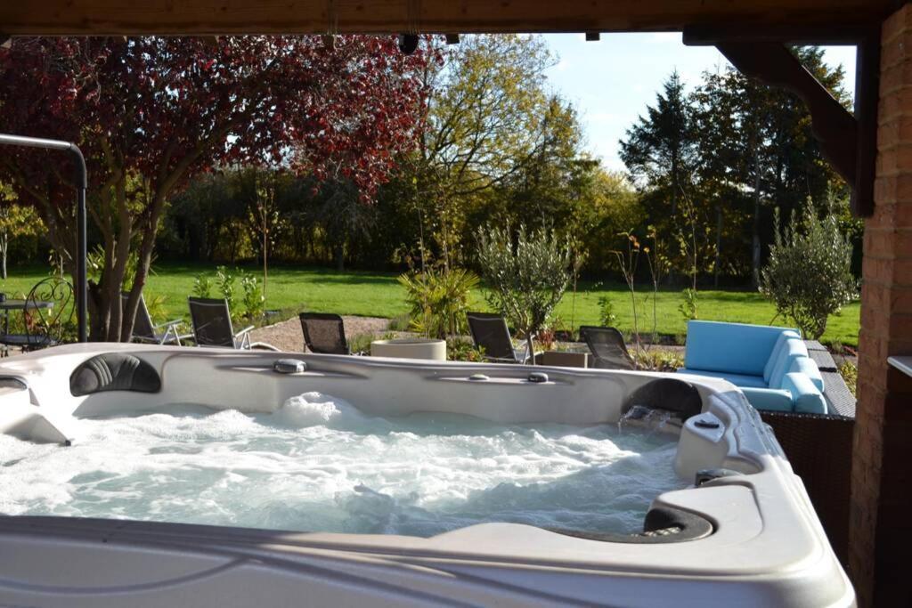 Treetops cottages&spa Grimsby Exteriör bild