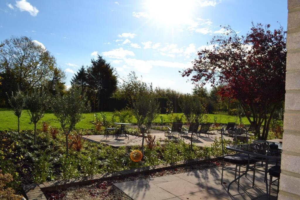 Treetops cottages&spa Grimsby Exteriör bild