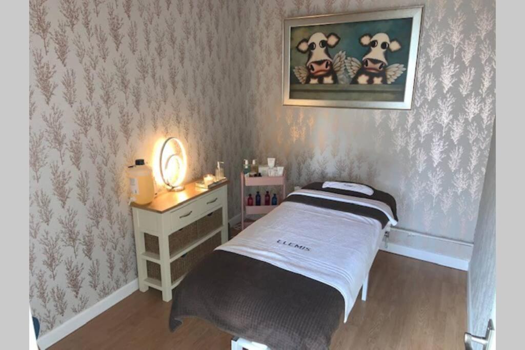 Treetops cottages&spa Grimsby Exteriör bild