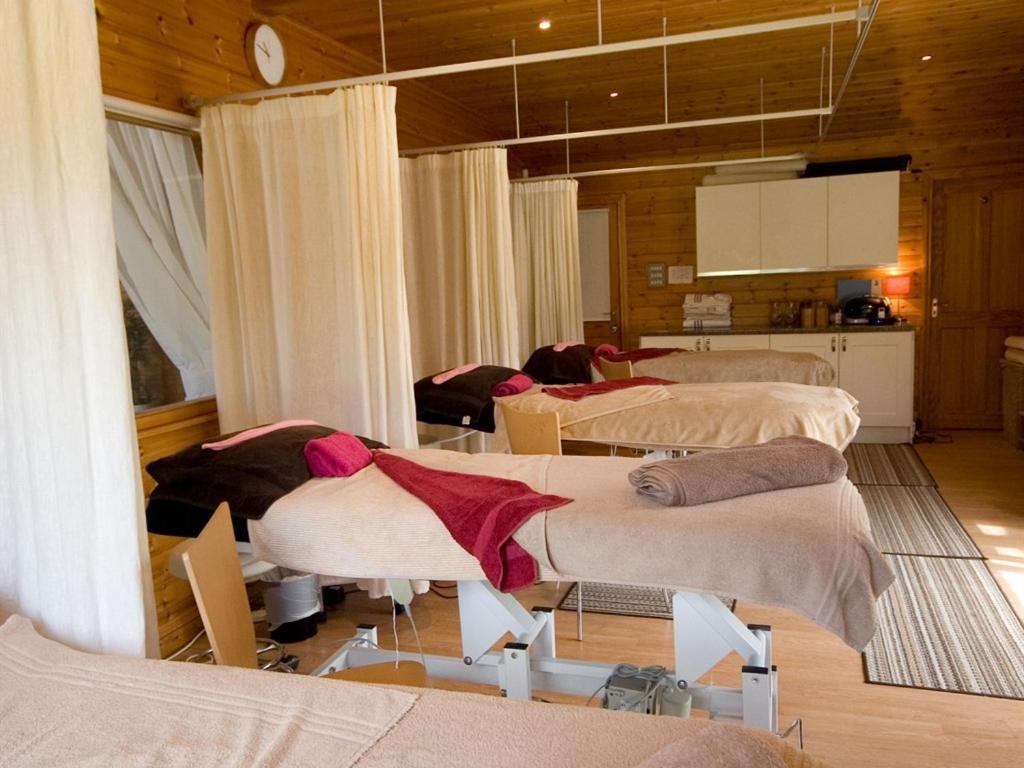 Treetops cottages&spa Grimsby Exteriör bild